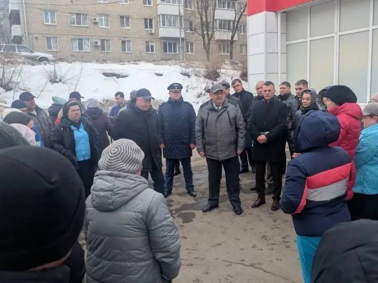 В Саратове восстанавливают окна в повреждённых после налёта БПЛА домах